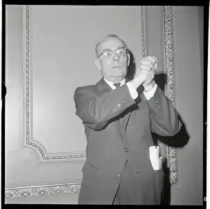 HR Gross Clasping Hands After Victory