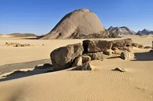 Images Dated 19th November 2011: Huge granite dome at Tehenadou, Adrar nAhnet, Algeria, Sahara, North Africa