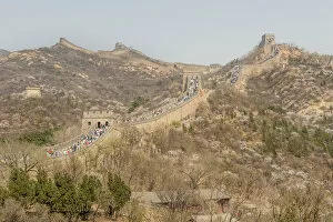 Images Dated 7th April 2014: Hundreds of people walking on the Great Wall of China
