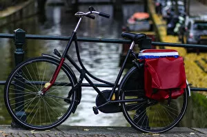 Holland Gallery: The Iconic Bicycle Culture of Urban Amsterdam