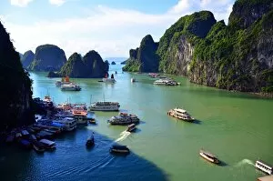 Vietnam Gallery: Iconic view on Ha Long Bay from Hang Sung Sot (