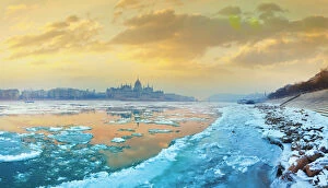 Images Dated 14th February 2012: The icy Danube river and the Parliament of Hungary in Budapest at dawn in the winter