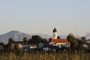 Images Dated 12th September 2011: Iffeldorf, parish church of St. Vitus, Upper Bavaria, Bavaria, Germany, Europe, PublicGround
