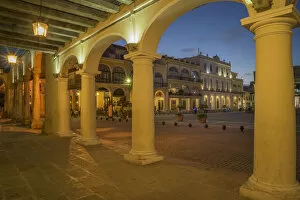 Images Dated 29th May 2015: Illuminated arches in Havana city square, Havana, Cuba