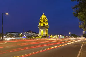 Images Dated 5th January 2013: Independence Monument at night, Phnom Penh, Cambodia