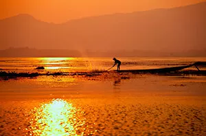 Images Dated 22nd March 2011: Inle Lake Fisherman