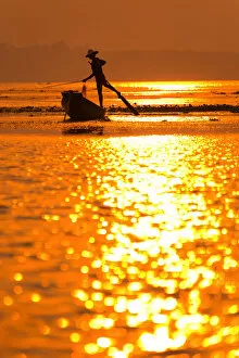 Images Dated 22nd March 2011: Inle Lake Fisherman
