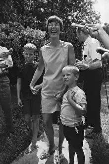 Seabrook Prints: Janet Armstrong Talks to Newsmen with Kids