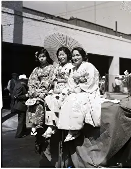 Teenage Girl Prints: Japanese Teens Wearing Kimonos