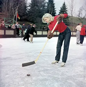 Prints of UNSPECIFIED - CIRCA 1960: American film actor and sex symbol Jayne Mansfield (1933-1967) playing ice hockey, circa 1960. (Photo by Icon and Image/Getty Images) Hollywood's Blonde Bombshell in Focus: Jayne Mansfield Playing Hockey