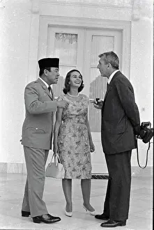 Sukarno Prints: Jean Simmons and Husband Listen To Sukarno