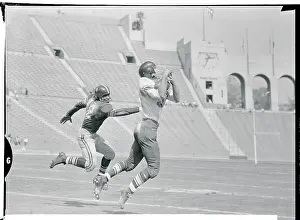 Roberts Prints: Jim Haggerty Catching a Pass
