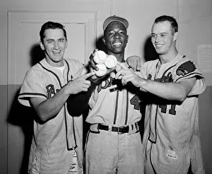 Hank Aaron Prints: J.Logan, H.Aaron, E.Mathews In Locker Room