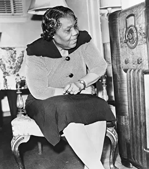 Joe Louis Mom Listens To Radio