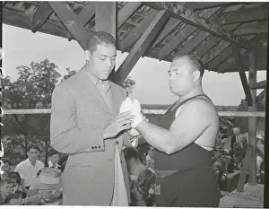 Summit Prints: Joe Louis Observing Hand of Tony Galento