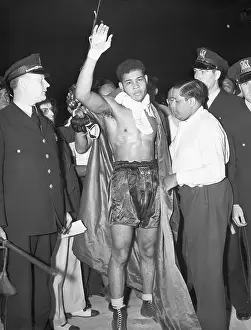 Braddock Prints: Joe Louis W/Arm Raised In Victory