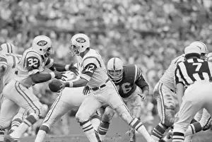 Running Back Prints: Joe Namath Hands Off To Emerson Boozer