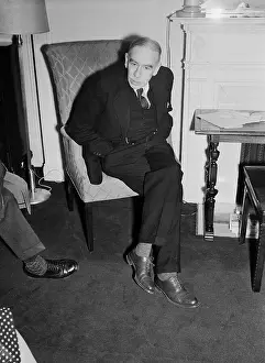 john-maynard-keynes-sitting-