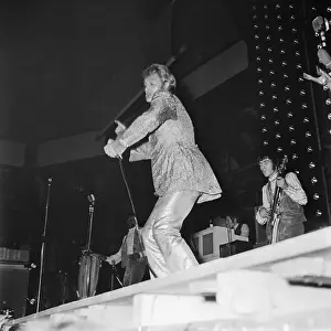 Johnny Hallyday Singing