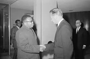 Joseph Kasavubu, Dag Hammaskjold Shake Ha