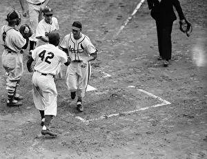 J.Robinson Shakes S. Musial'S Hand