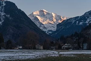 Images Dated 28th February 2012: The Jungfrau and the valley of Lauterbrunnen from Interlaken
