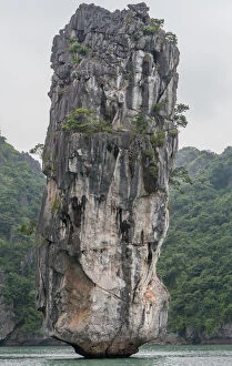 Images Dated 29th April 2016: Karst topography of Halong Bay