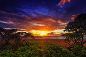 Images Dated 24th October 2007: Kauai Beach Sunrise Kauai Hawaii