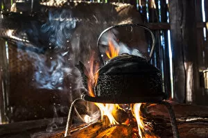 Images Dated 16th December 2011: Kettle over an open fire in a kitchen made of bamboo, Lahu village, province of Mae Hong Song