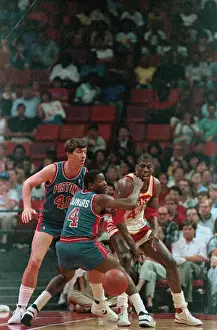 Kevin Willis Passing Basketball