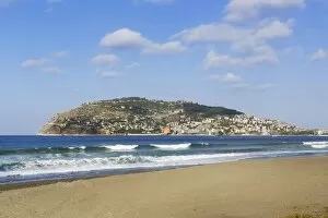 Keykobat beach with the hill of Alanya Castle and the town of Alanya, Alanya, Turkish Riviera, Province of Antalya