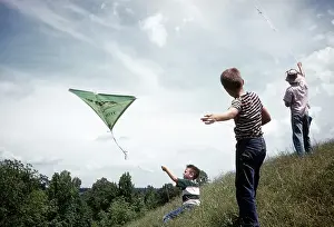 KIDS FLY KITES