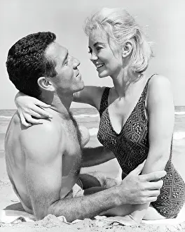 Lac0026 Prints: Kieron Moore And Dana Andrews In Crack In The World