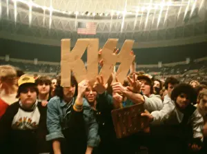 Kiss Crowd