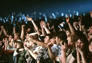 Kiss Crowd