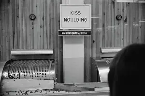 Huty25034 Prints: Kiss Moulding