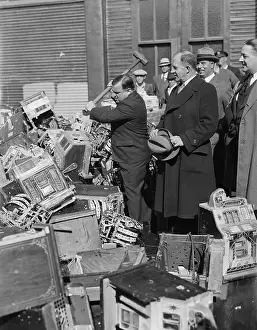 La Guardia Smashes Slot Machines