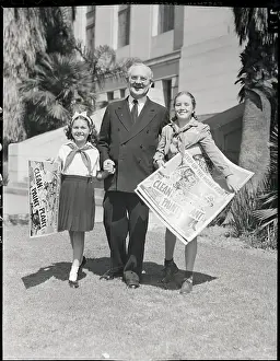 Louisiana Prints: La Mayor With Clean Up Girls On Street