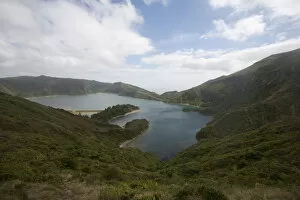 Images Dated 9th September 2011: Lagoa do Fogo crater lake, Sao Miguel, Azores, Portugal