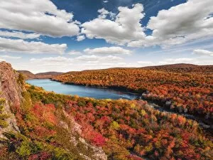 Images Dated 13th October 2016: Lake of the Clouds in Peak Fall Color #1