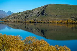 Images Dated 27th April 2016: Lake Hayes in autumn season, New Zealand