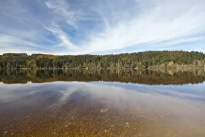 Images Dated 6th September 2016: Lake Kirchsee in autumn, Sachsenkam, Bad Toelz, Bavaria, Upper Bavaria, Germany