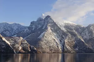 Images Dated 26th January 2012: Lake Traunsee with Erlakogel mountain and Roetelstein mountain as seen from Traunkirchen