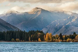Images Dated 24th April 2016: Lake Wanaka in autumn season, New Zealand
