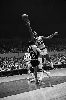 Smelly Prints: Laker Elgin Baylor Stopped By Shoulder