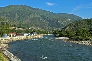 Images Dated 5th October 2012: Landscape in the Paro Valley with the Paro Chhu River, Paro, Bhutan