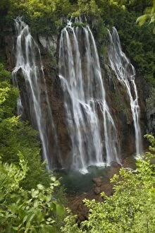 Southeast Europe Gallery: Large Waterfall, Plitvice Lakes National Park, Croatia, Europe