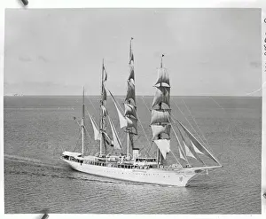 Davies Prints: Large Yacht on Ocean
