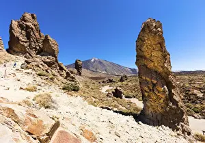 Lava rocks with the Pico del Teide volcano at back, Teide National Park, UNESCO World Heritage Site, Vilaflor, Provinz Santa Cruz de Tenerife, Tenerife, Canary Islands, Spain