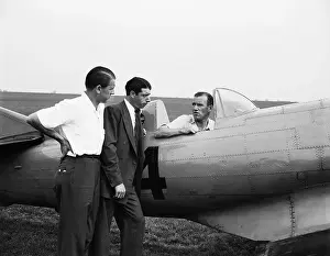 Outfielder Prints: Lefty Gomez, Joe Dimaggio Get Flight Tips